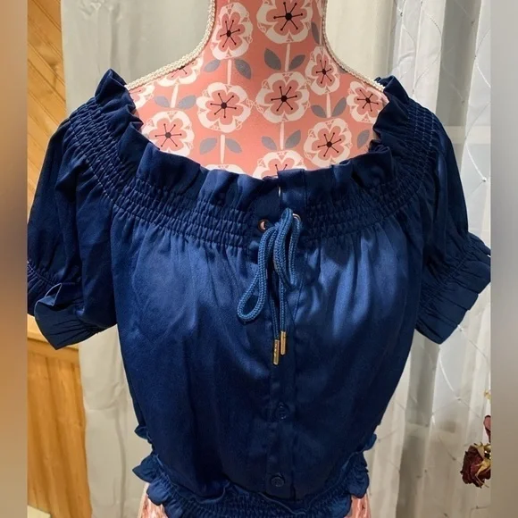 ROMEO & Juliet Crop Top - Picture 2 of 5